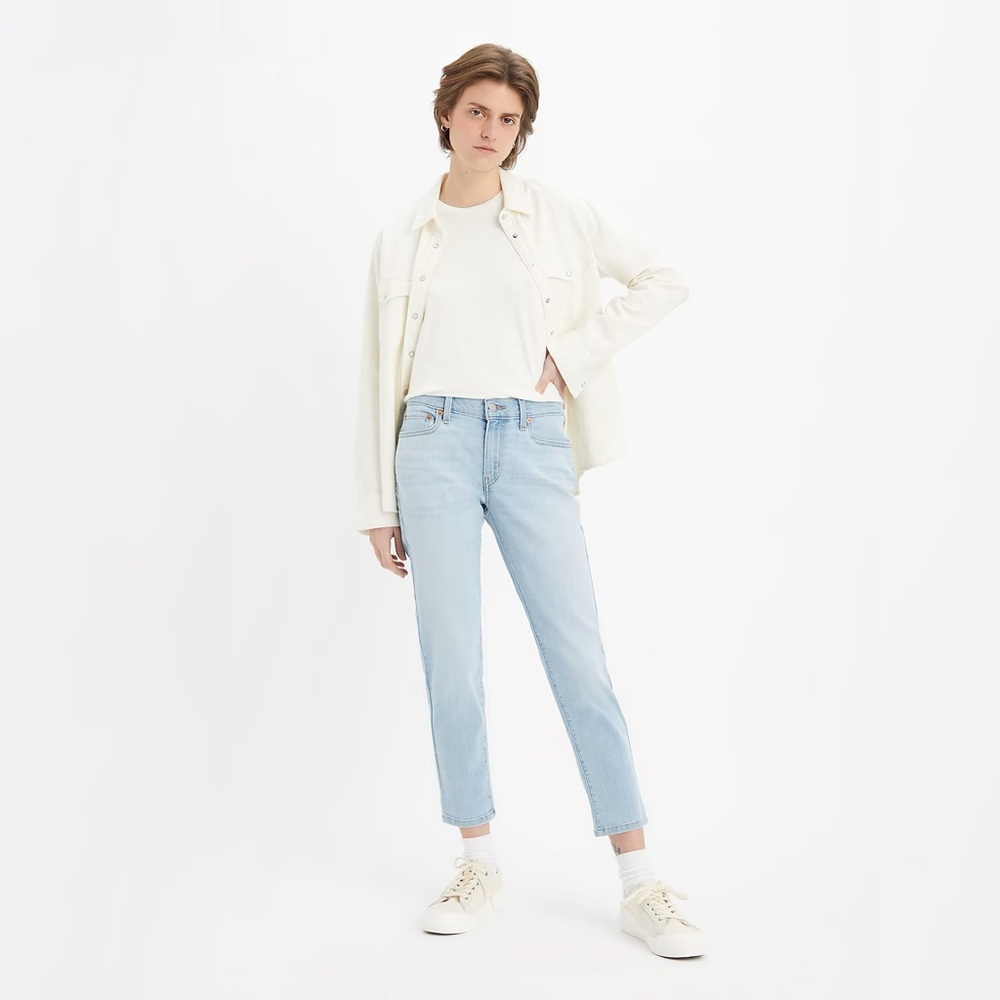 Levi’s Boyfriend Midrise Jeans in Light Denim Wash Size 31 EUC